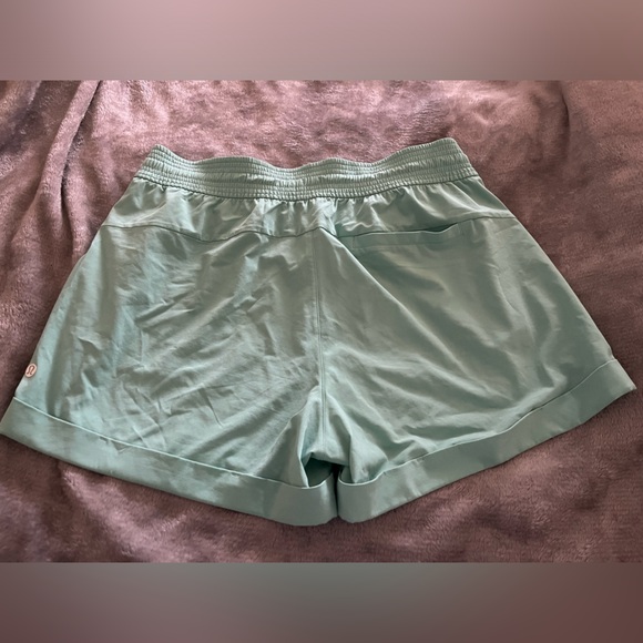 Lululemon NWOT teal board shorts women’s Size 10 - Picture 2 of 3